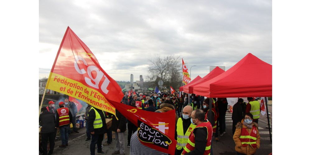 Mouvement social : 150 personnes réunies devant Michelin